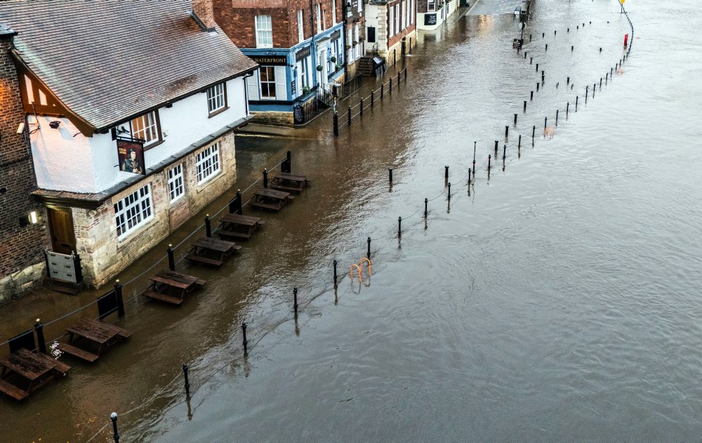 Británia: Pre tlakovú níž Bram vydali výstrahy pred silným dažďom a vetrom