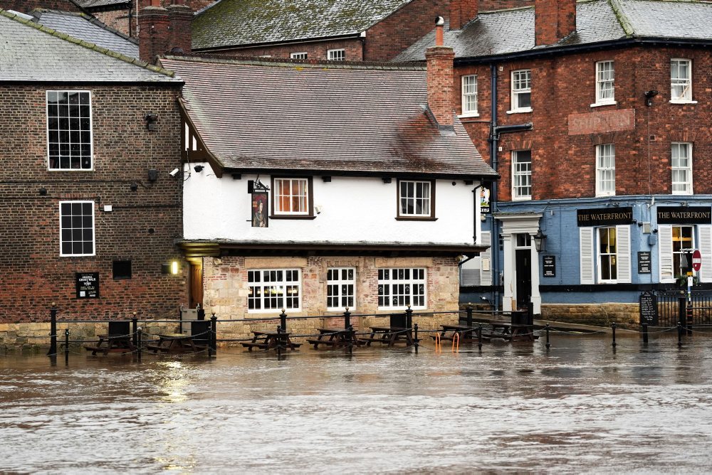 Británia: Pre tlakovú níž Bram vydali výstrahy pred silným dažďom a vetrom