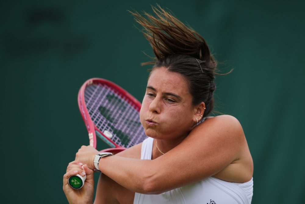 3. kolo vo Wimbledone: Marta Kosťuková - Emma Navarrová 