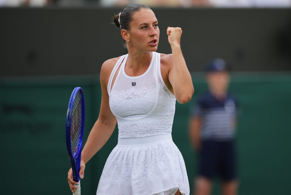3. kolo vo Wimbledone: Marta Kosťuková - Emma Navarrová 