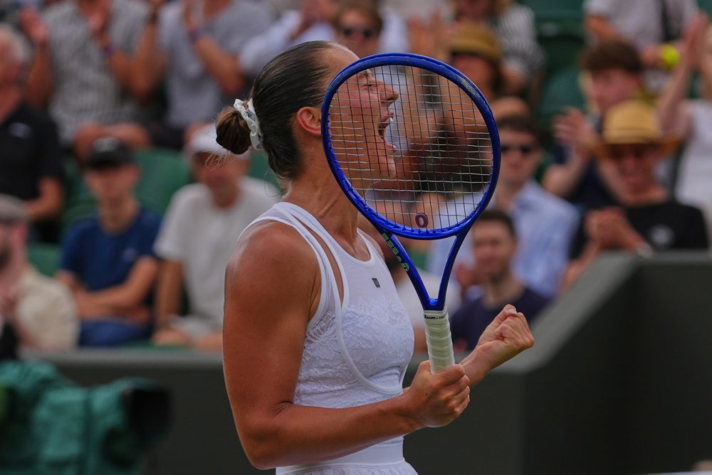 3. kolo vo Wimbledone: Marta Kosťuková - Emma Navarrová 