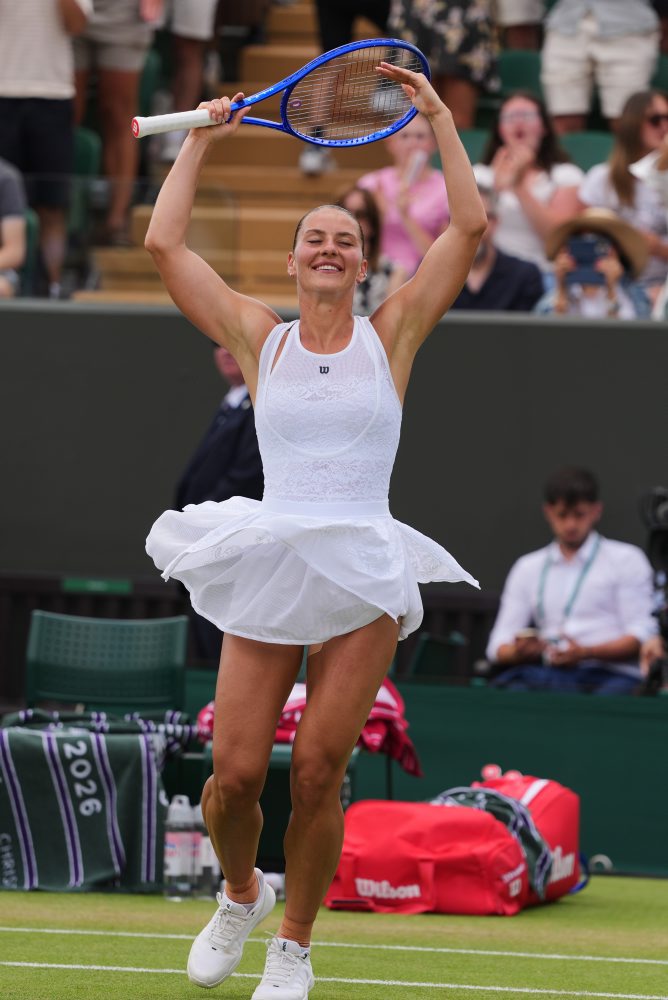 3. kolo vo Wimbledone: Marta Kosťuková - Emma Navarrová 