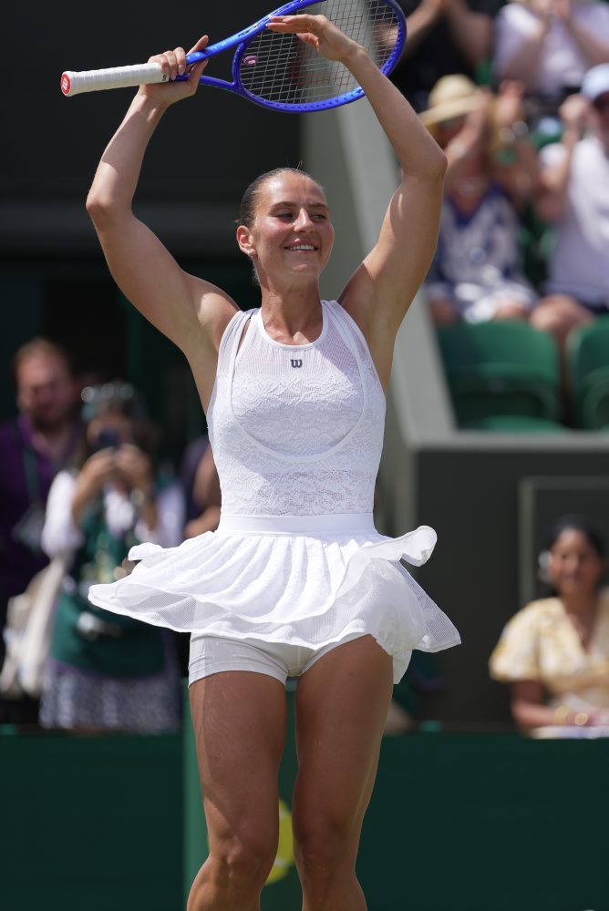 Osemfinále vo Wimbledone: Marta Kosťuková - Ashlyn Kruegerová