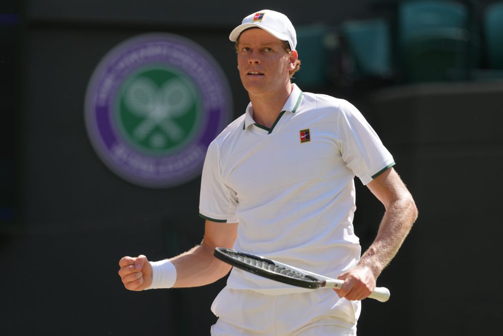 Obhajca titulu Talian Jannik Sinner postúpil do semifinále dvojhry na Wimbledone