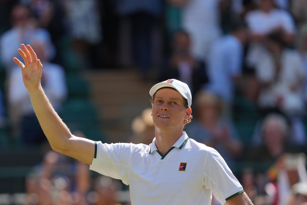 Obhajca titulu Talian Jannik Sinner postúpil do semifinále dvojhry na Wimbledone