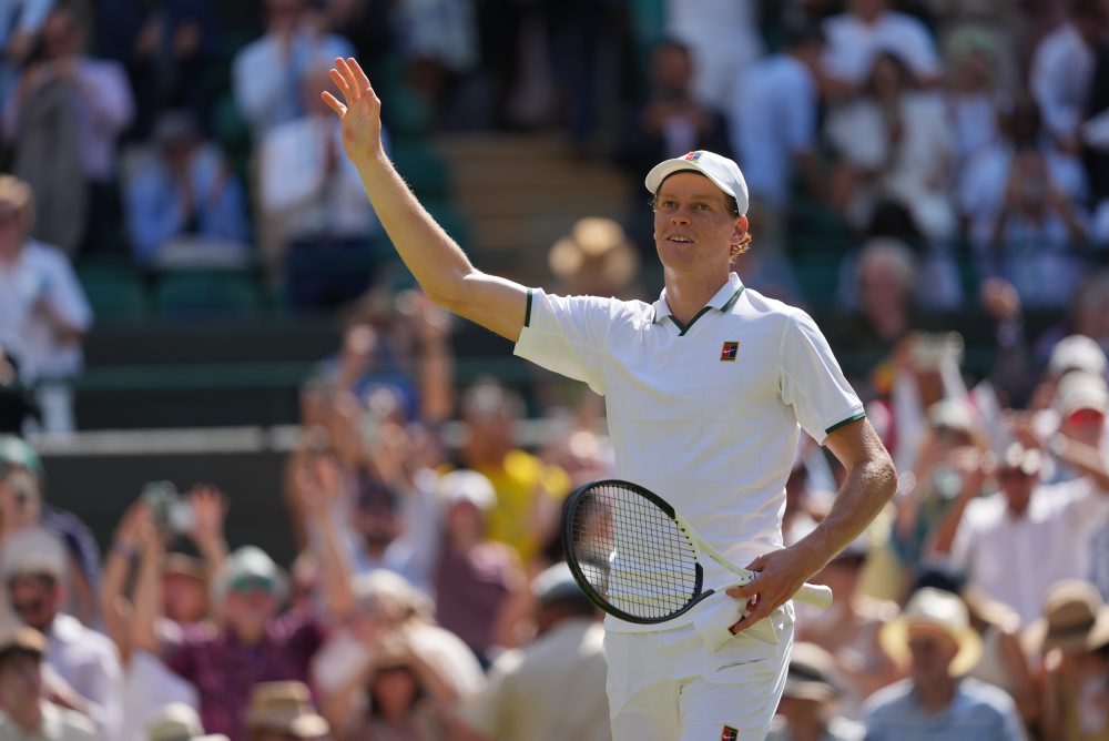 Obhajca titulu Talian Jannik Sinner postúpil do semifinále dvojhry na Wimbledone
