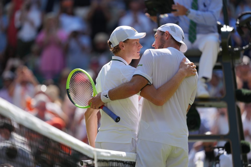 Obhajca titulu Talian Jannik Sinner postúpil do semifinále dvojhry na Wimbledone