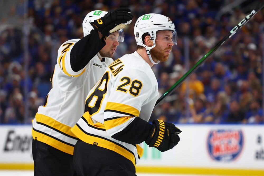 Vedenie NHL potrestalo obrancu Bruins McAvoya šesťzápasovým dištancom