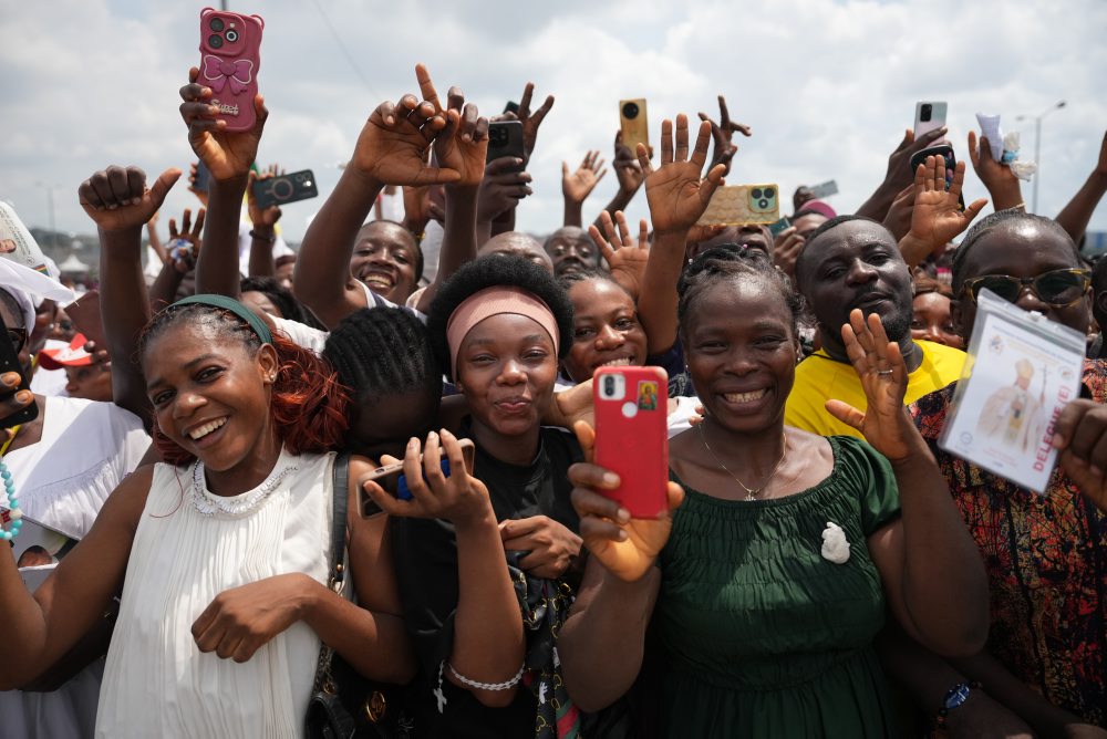 Pápež Lev XIV. pokračuje v návšteve Kamerunu, kde na štadióne v Douale slúžil svätú omšu 
