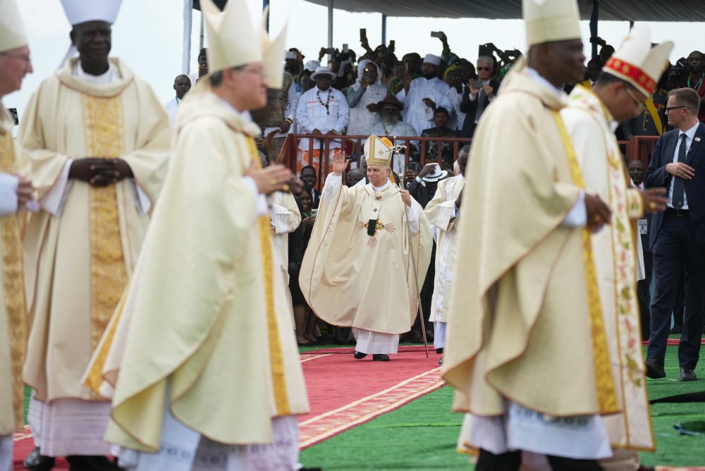 Pápež Lev XIV. pokračuje v návšteve Kamerunu, kde na štadióne v Douale slúžil svätú omšu 