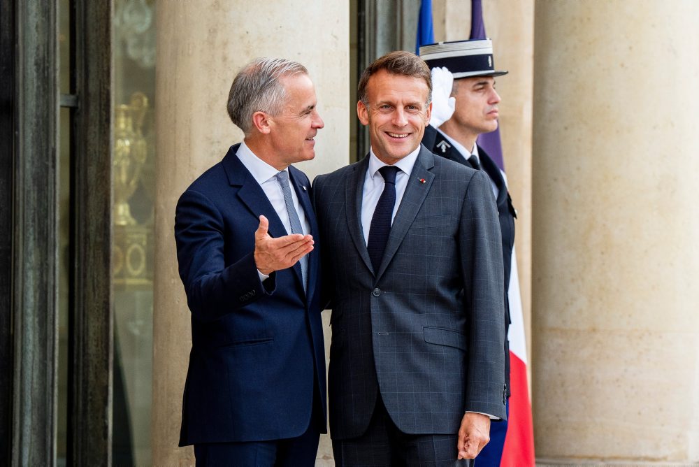 Francúzsky prezident Emmanuel Macron prijal v Elyzejskom paláci v Paríži kanadského premiéra Marka Carneyho