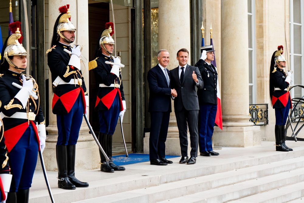 Francúzsky prezident Emmanuel Macron prijal v Elyzejskom paláci v Paríži kanadského premiéra Marka Carneyho
