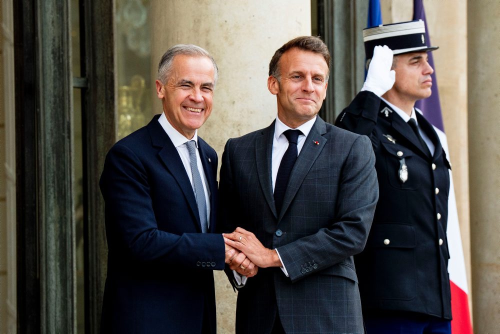 Francúzsky prezident Emmanuel Macron prijal v Elyzejskom paláci v Paríži kanadského premiéra Marka Carneyho