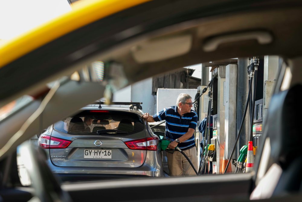 Ropa: Ceny ropy klesli zhruba o 4 %, cena Brentu skĺzla pod 100 USD/barel