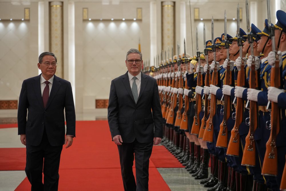 Britský premiér Keir Starmer pricestoval na návštevu Číny, stretol sa s premiérom Li Čchiangom