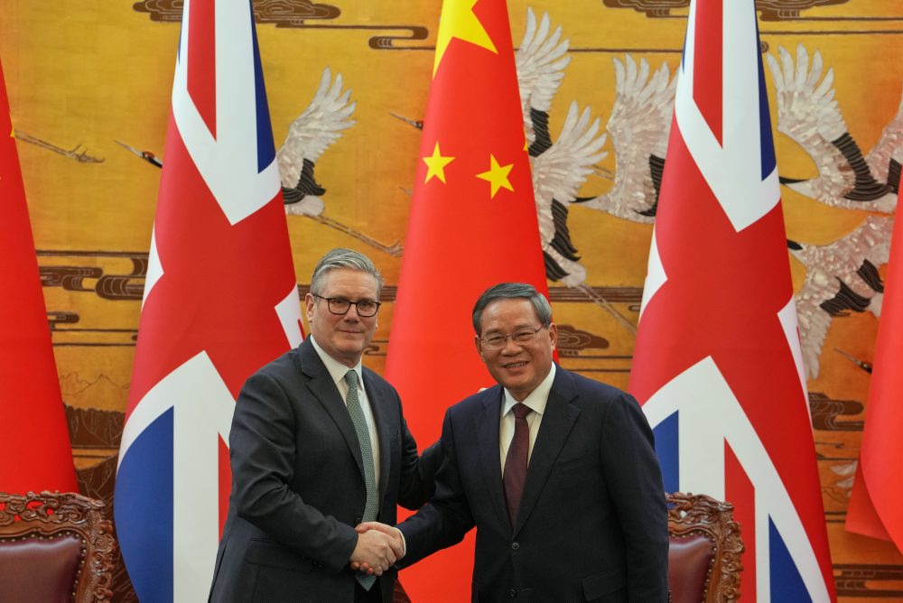 Britský premiér Keir Starmer pricestoval na návštevu Číny, stretol sa s premiérom Li Čchiangom