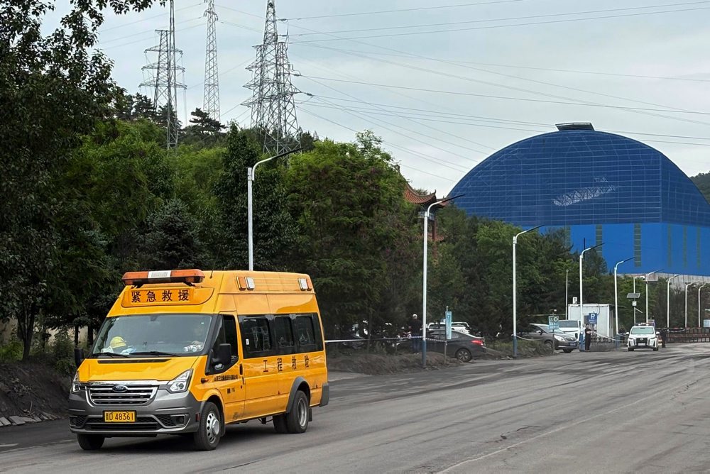 Počet obetí výbuchu v uhoľnej bani na severe Číny stúpol na 82