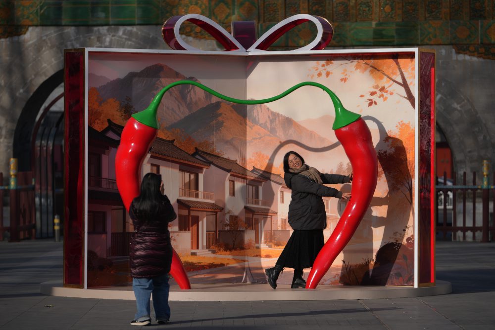 Novoročné dekorácie v uliciach Pekingu