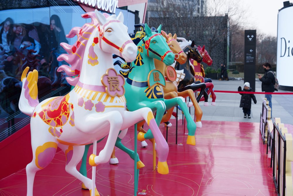 Novoročné dekorácie v uliciach Pekingu