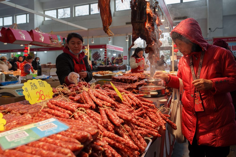 Novoročné dekorácie v uliciach Pekingu