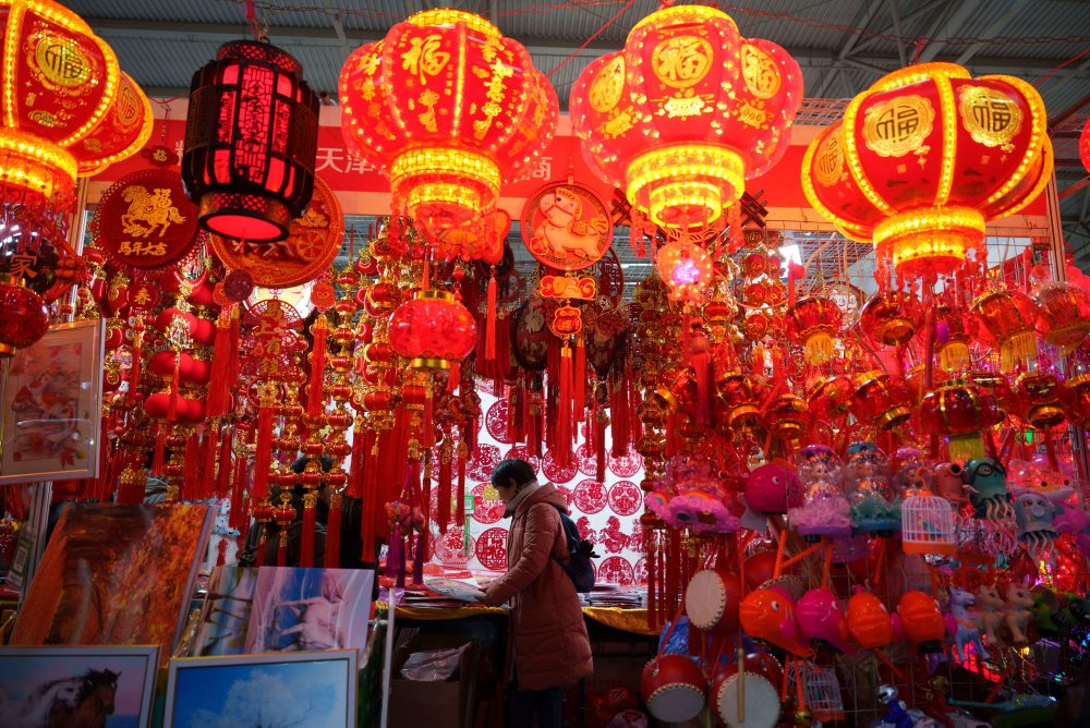 Novoročné dekorácie v uliciach Pekingu