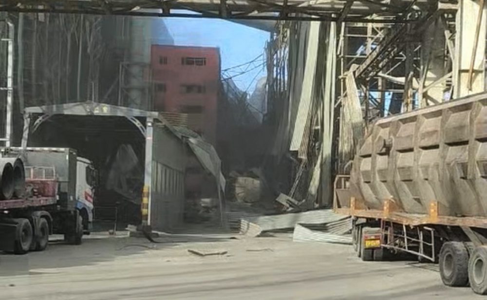 Výbuch v oceliarni v severnej Číne si v nedeľu vyžiadal dve obete a 66 zranených, informovali štátne médiá. Traja ľudia sú v kritickom stave a päť ďalších je stále nezvestných. 