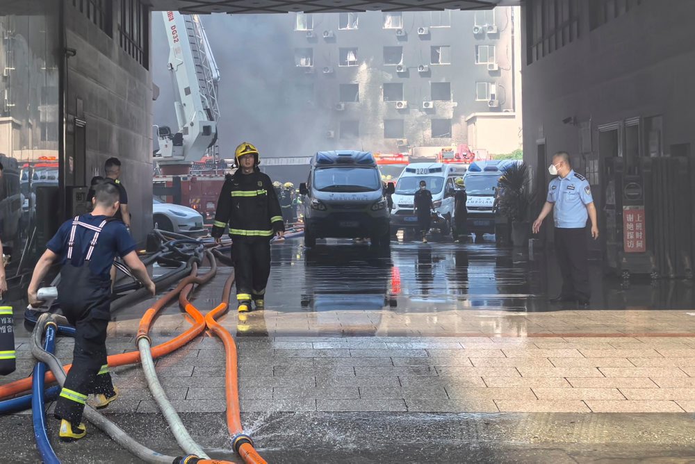 Pri požiari v továrni na obuv na východe Číny zahynulo najmenej 28 ľudí