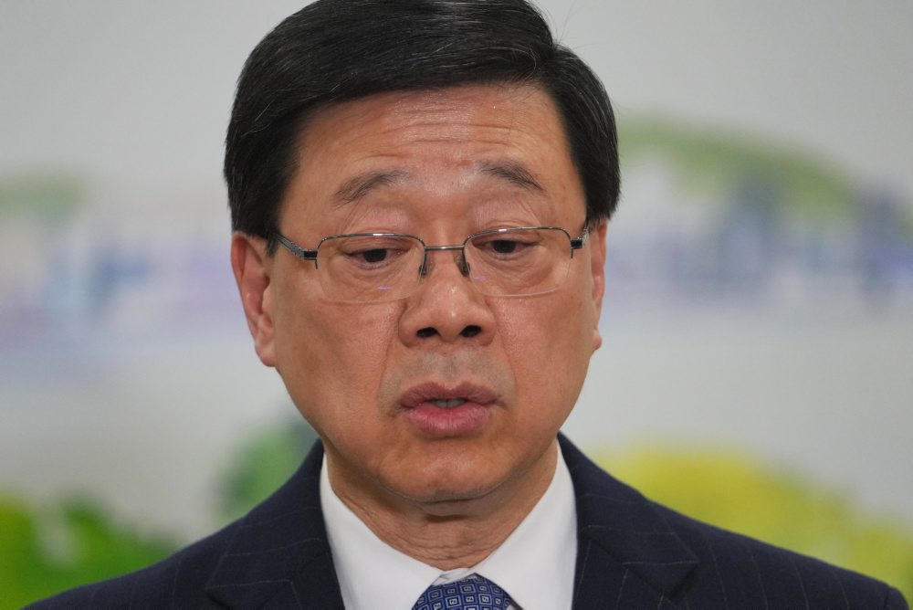 Správca Hongkongu John Lee pricestoval na návštevu Číny