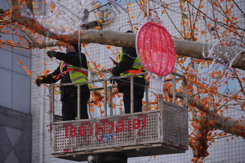 Novoročné dekorácie v uliciach Pekingu