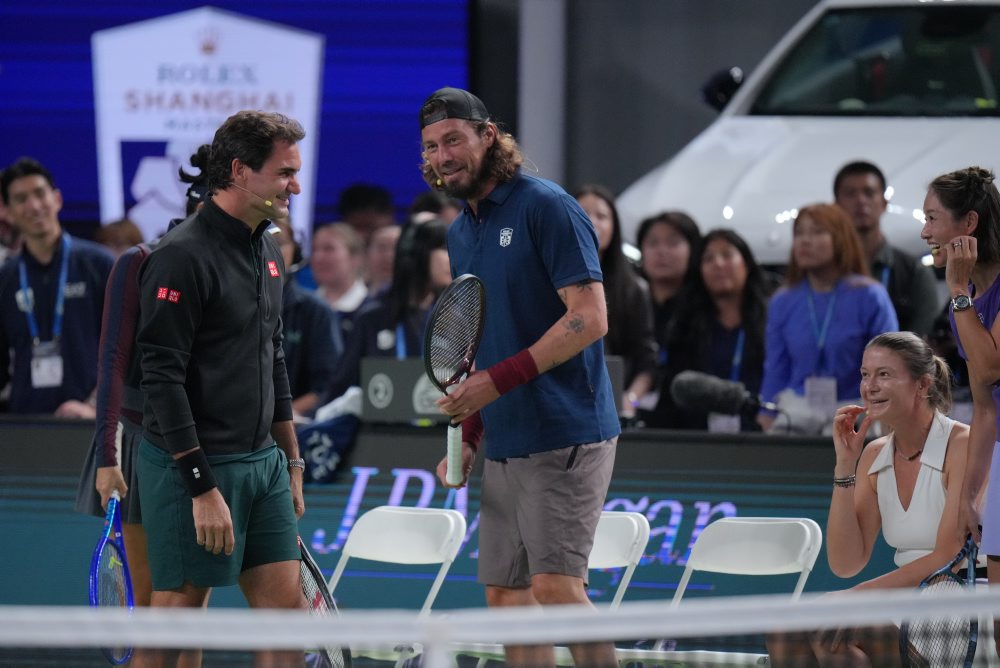 Federer si zahral exhibičnú zmiešaný mix štvorhry s Na Li, Maratom Safinom a jeho sestrou Dinarou 