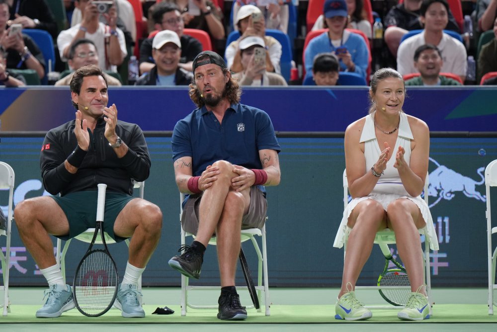 Federer si zahral exhibičnú zmiešaný mix štvorhry s Na Li, Maratom Safinom a jeho sestrou Dinarou 