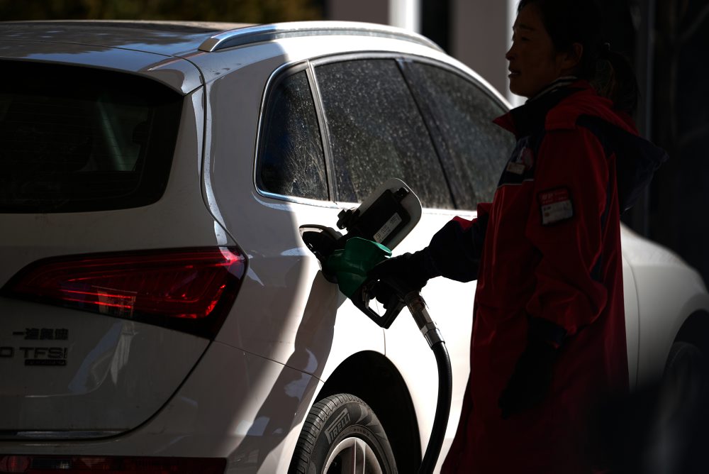 Ceny ropy sa v pondelok ráno vyšplhali nad sto dolárov za barel