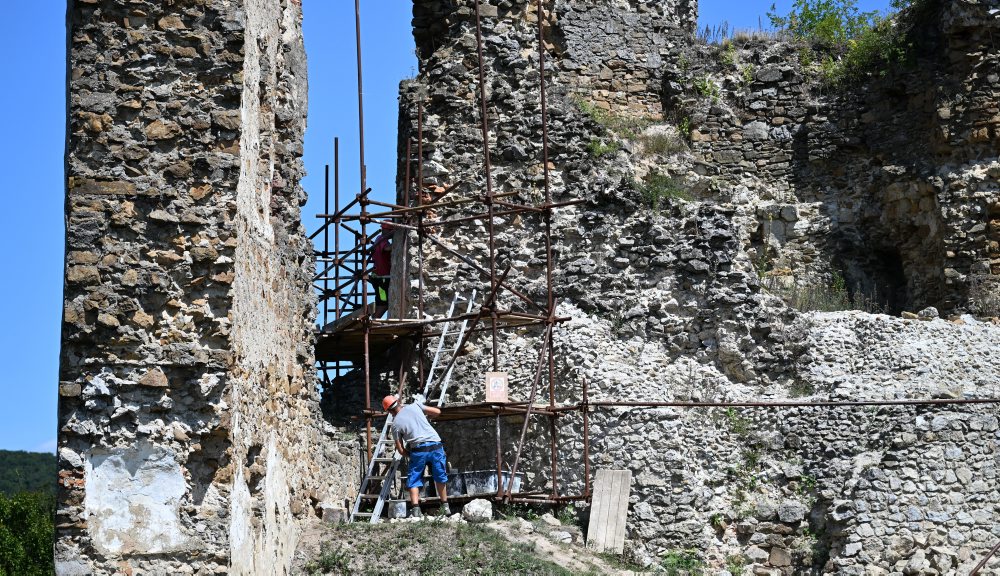 Nezamestnaní obnovujú hrad Čičva v okrese Vranov nad Topľou