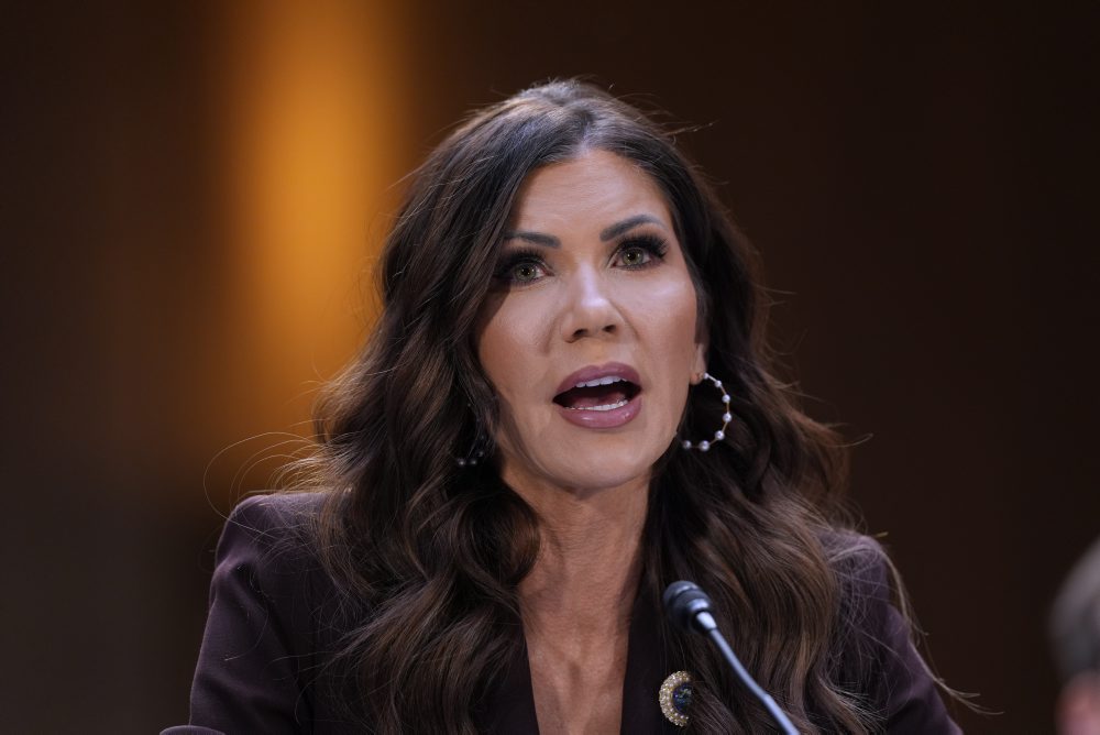 Americká ministerka pre vnútornú bezpečnosť Kristi Noemová vypovedala pred justičným výborom Senátu