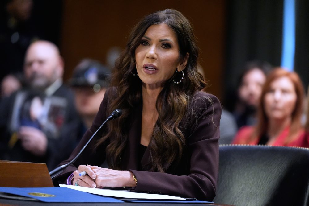 Americká ministerka pre vnútornú bezpečnosť Kristi Noemová vypovedala pred justičným výborom Senátu