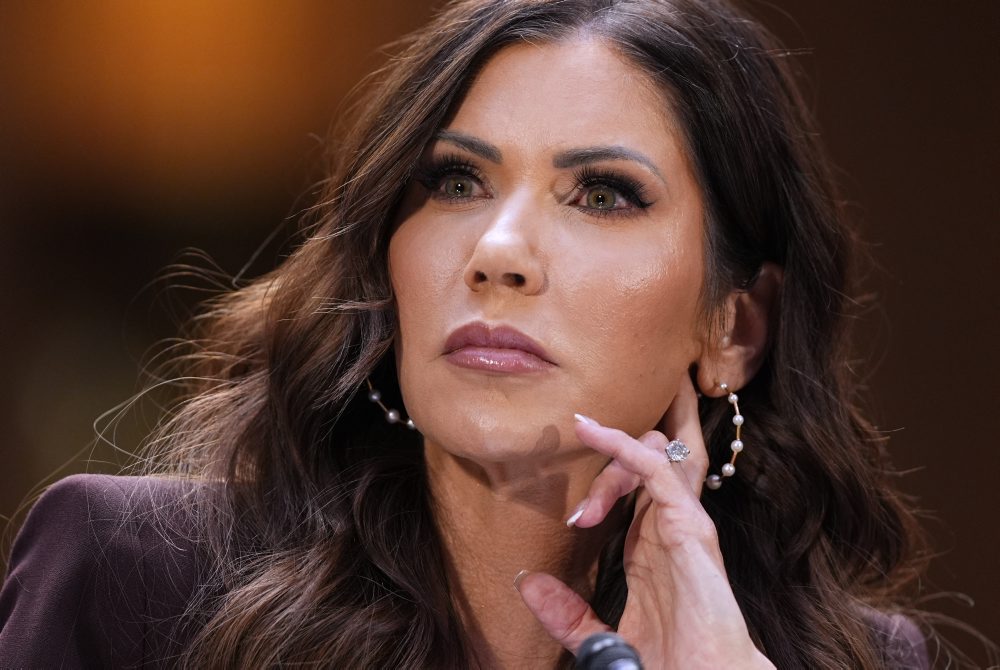 Americká ministerka pre vnútornú bezpečnosť Kristi Noemová vypovedala pred justičným výborom Senátu