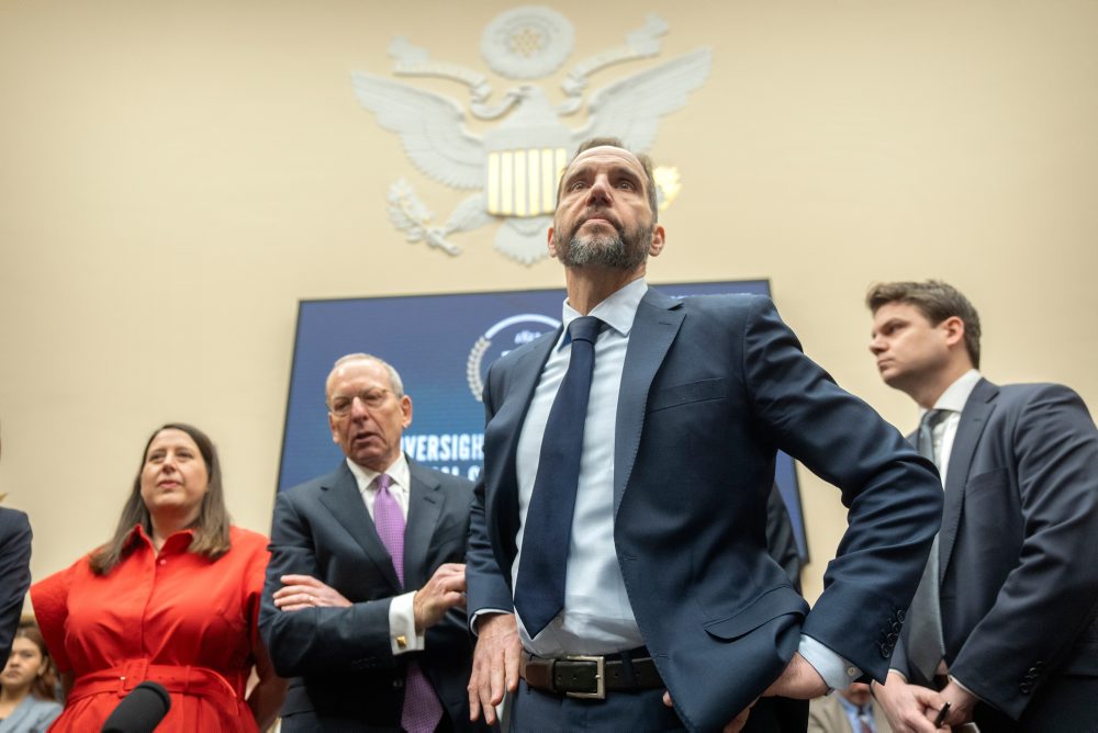 Bývalý špeciálny prokurátor Jack Smith, stojaci za dvoma medzičasom zastavenými trestnými stíhaniami amerického prezidenta Donalda Trumpa vypovedal vo výbore Snemovne reprezentantov pre súdnictvo