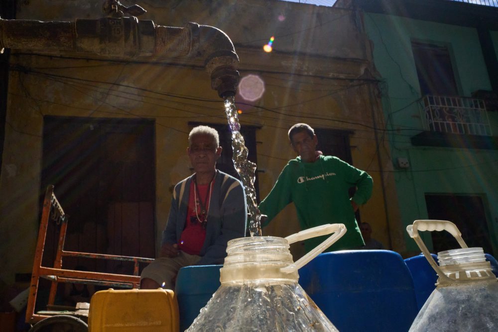 Kuba: Elektrická sieť po kolapse opäť funguje, dodávky sú obnovované postupne