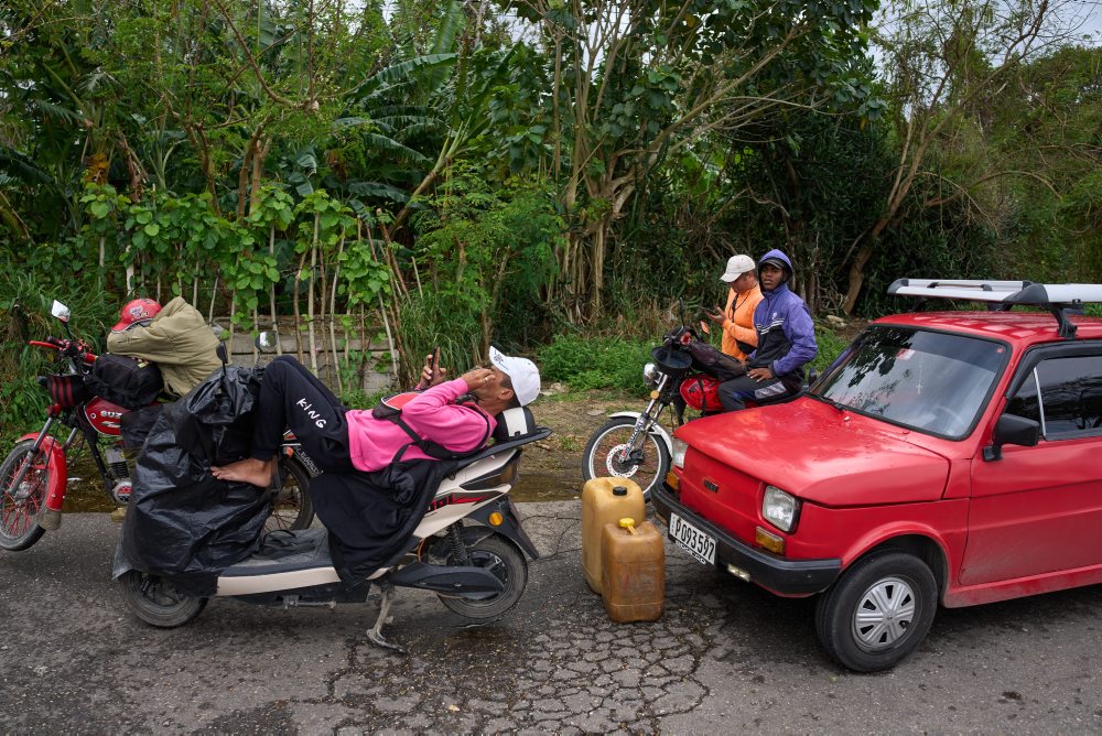 Dlhý rad pred čerpacou stanicou v Havane 