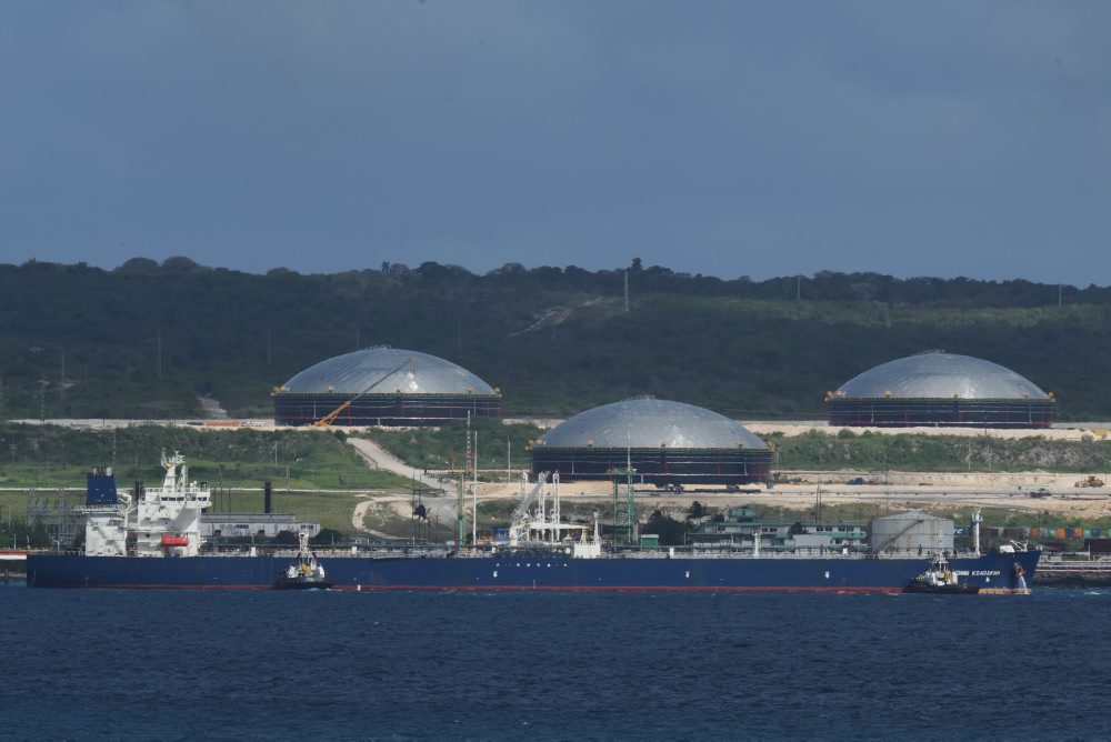 Príchod ropného tankra do kubánskeho mesta Matanzas