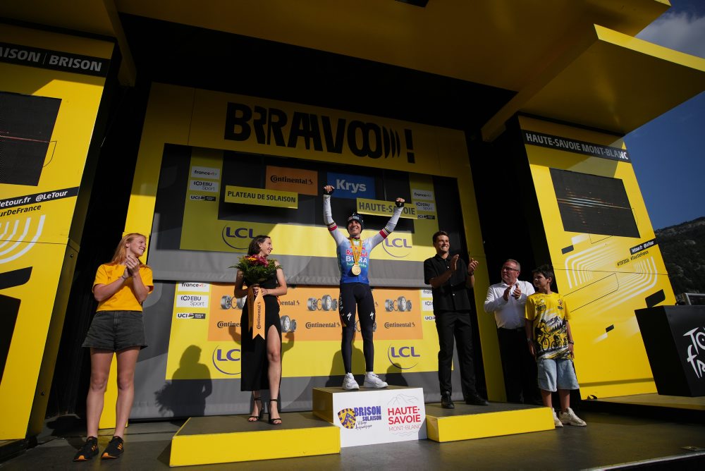 Belgičan Remco Evenepoel vyhral 15. etapu cyklistických pretekov Tour de France, Vingegaard odstúpil