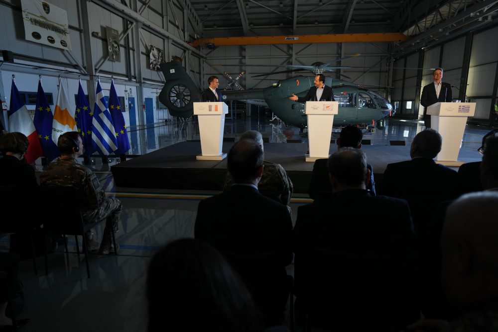 Francúzsky prezident Emmanuel Macron pricestoval na návštevu Cypru, stretol sa  s cyperským prezidentom Nikosom Christodulidesom a gréckym premiérom Kyriakosom Mitsotakisom