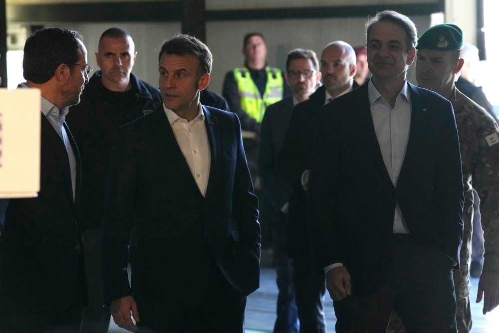 Francúzsky prezident Emmanuel Macron pricestoval na návštevu Cypru, stretol sa  s cyperským prezidentom Nikosom Christodulidesom a gréckym premiérom Kyriakosom Mitsotakisom