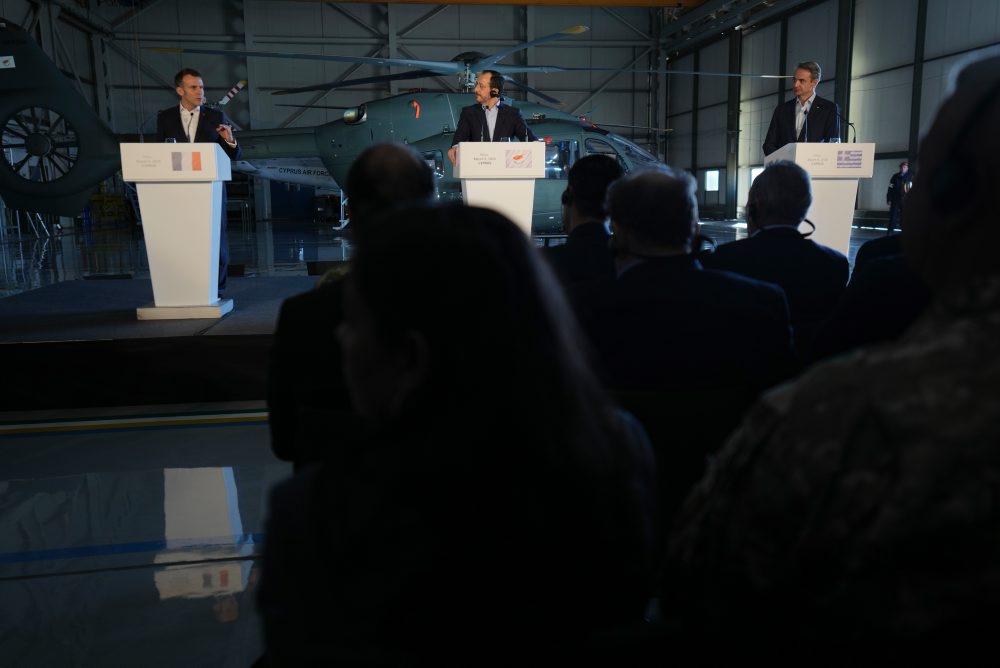 Francúzsky prezident Emmanuel Macron pricestoval na návštevu Cypru, stretol sa  s cyperským prezidentom Nikosom Christodulidesom a gréckym premiérom Kyriakosom Mitsotakisom