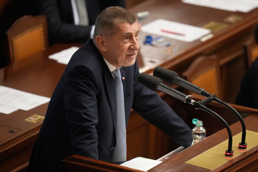 Českí poslanci rozhodujú o vydaní Babiša a Okamuru na trestné stíhanie