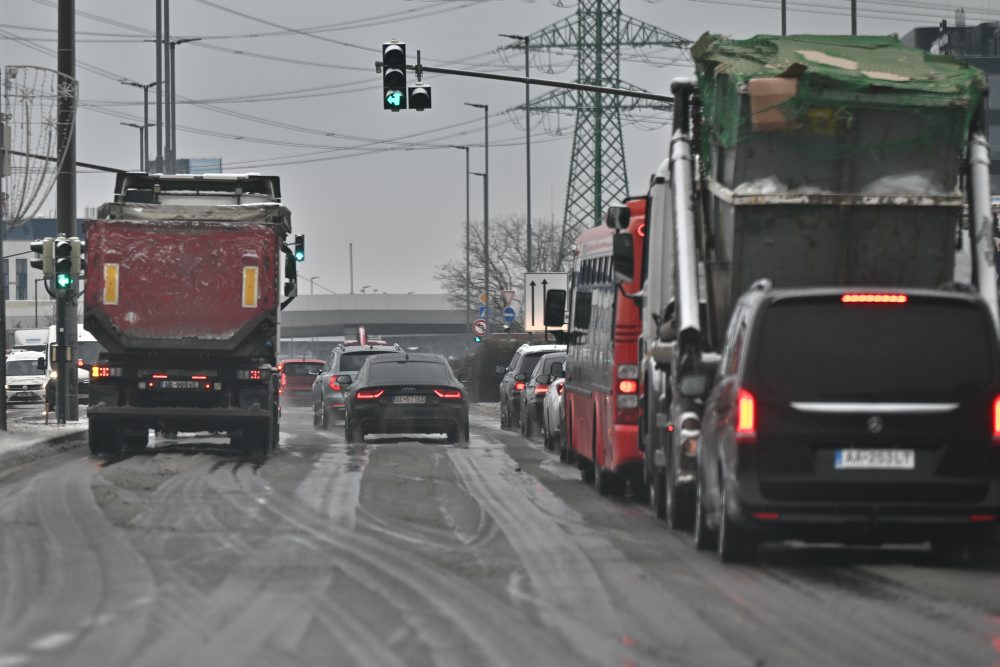 Na západnom Slovensku je extrémna poľadovica, dopravná situácia v Bratislave