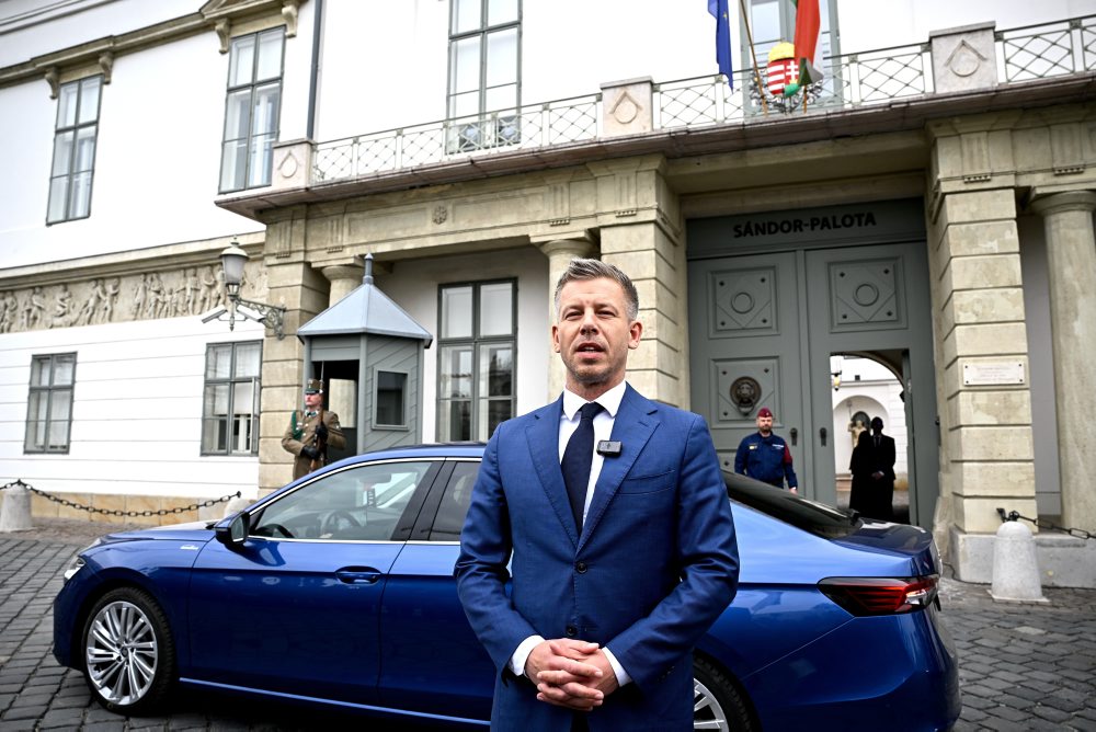 Péter Magyar, líder víťaznej strany Tisza, prichádza na stretnutie s maďarským prezidentom