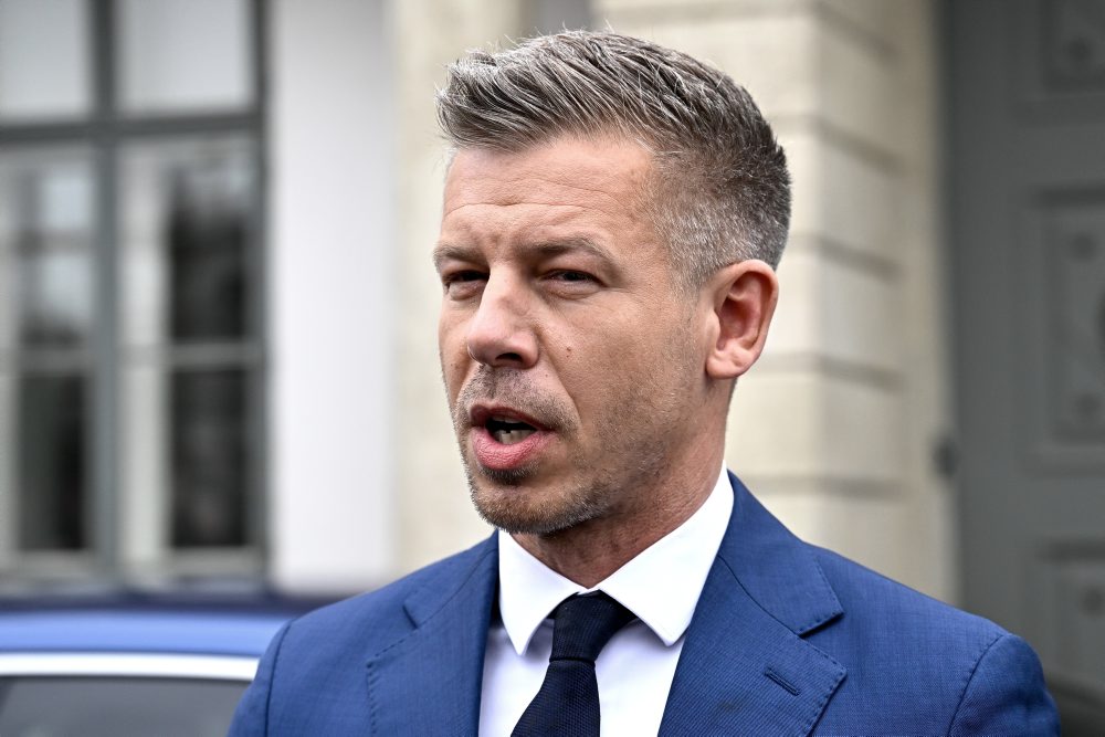 Péter Magyar, líder víťaznej strany Tisza, prichádza na stretnutie s maďarským prezidentom