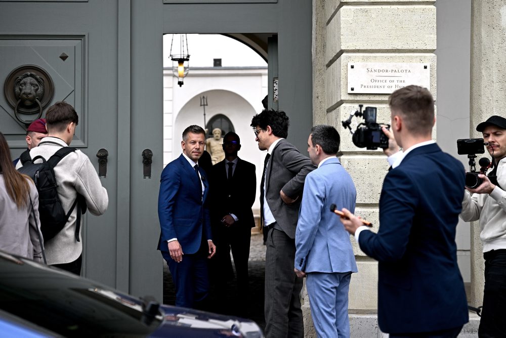 Péter Magyar, líder víťaznej strany Tisza, prichádza na stretnutie s maďarským prezidentom