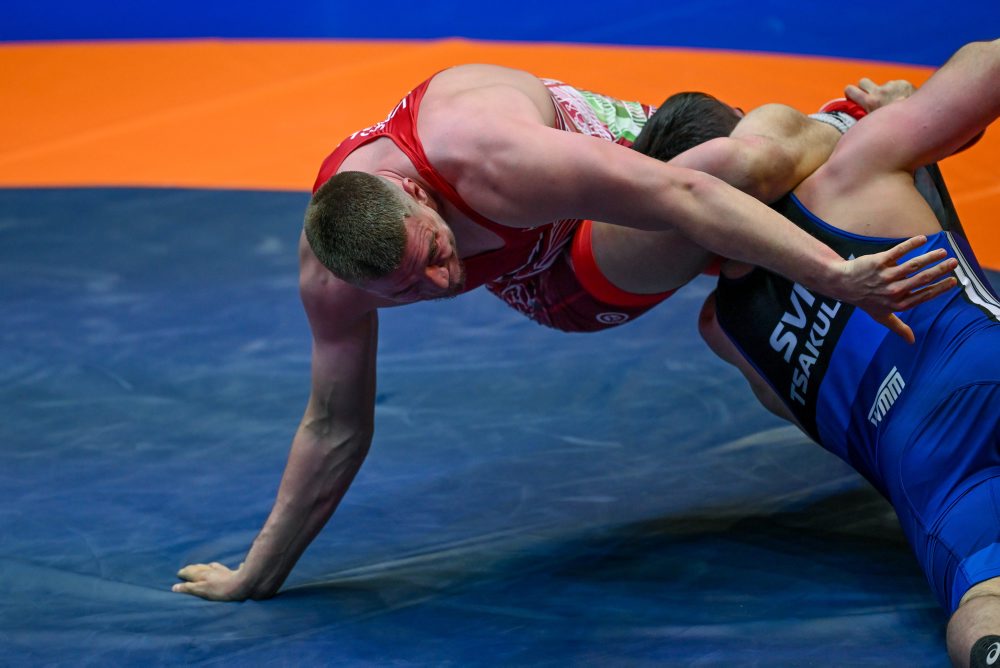 Kvalifikačný súboj vo voľnom štýle v kategórii do 97 kg na ME v zápasení v Albánsku